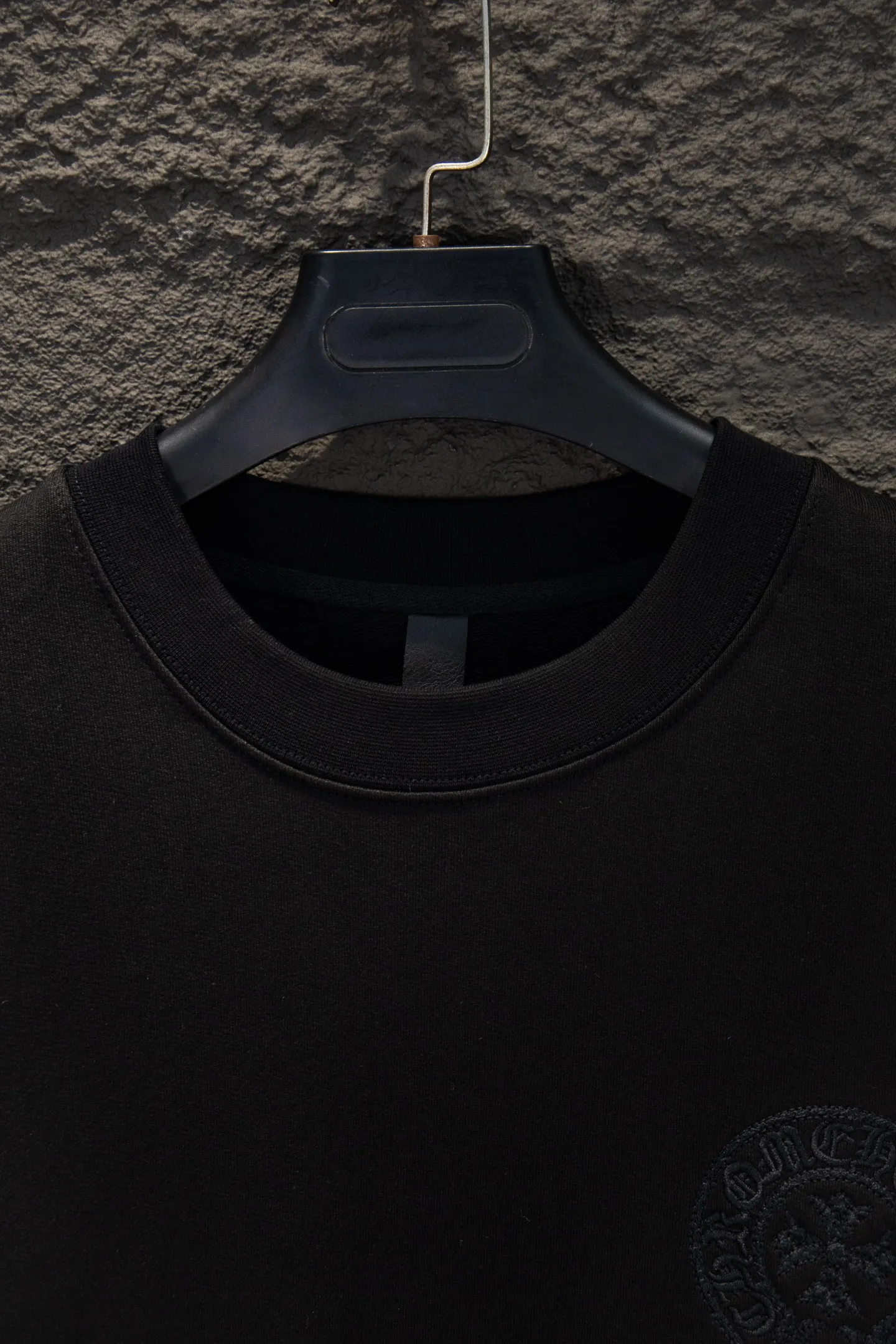 P260 🆕Chrome Hearts Home 420 grams, different from the market, texture is incomprehensible, os version is really charming, Chrome Home is also really unique, every new season's new product version is to the extreme, very practical, can be worn casually, nice✔️ - ⚠️100% cotton, using custom-dyed terry cotton sweatshirt surface, 420g double yarn, comfortable feel Made from imported knitting needle carded cotton, the thickness is moderate, drapey and contoured, making the upper body comfortable! ! It is very tolerant to fat body types and can instantly lose five pounds after wearing it!  Front panel #Back panel# Artistic arrangement of English letters. Imported Tajima high-density heavy-duty embroidery technology. The fonts are three-dimensional and full. Thousand-needle embroidery elements are added to the body, which greatly increases the interest of the clothing; unique visual effects.  Hem Loose closing Double-layer fabric Good closing effect Exquisite hemming Color: Black Size: S-M-L-XL